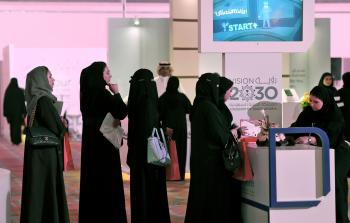 سعوديات أُثناء تقدمهن لإحدى الوظائف (أ ف ب) 