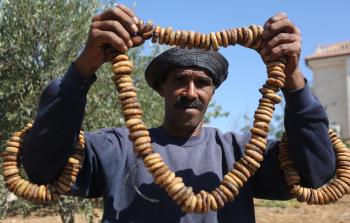 جانب من صناعة القطين في سلواد (الأناضول)