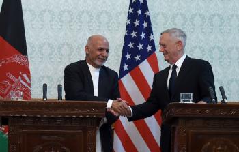 ماتيس (يميناً) أثناء لقائه بالرئيس الأفغاني (أ ف ب)