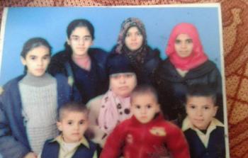 الراحلة تهاني أبو شلوف تتوسط أطفالها