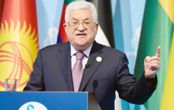 رئيس السلطة محمود عباس خلال خطابه في قمة التعاون الإسلامي بتركيا أمس (أ ف ب)