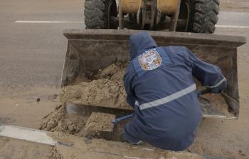طواقم بلدية غزة خلال تعاملهم مع الأمطار