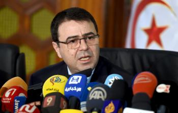 وزير الداخلية التونسي  الهادي المجدوب في مؤتمر صحفي حول اغتيال الزواري أمس (أ ف ب)