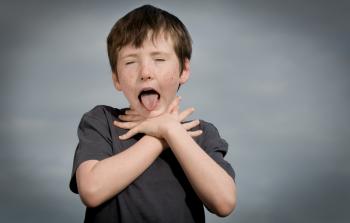 صورة تعبيرية عن بلع الأشياء 