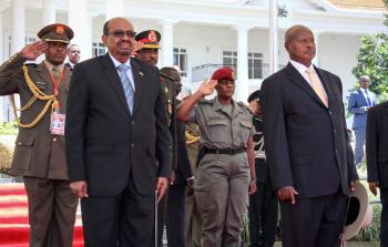 عمر البشير (يساراً) (أ ف ب)