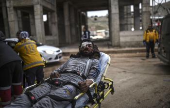 جريح سوري من حلب ينتظر إجلاؤه إلى مستشفى تركي (أف ب)