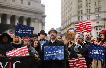 مظاهرة ضد سياسيات الرئيس الأمريكي دونالد ترامب في نيويورك أمس (أ ف ب)