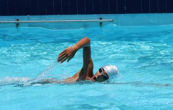 محمد يتمتع بمقاييس جسمية وبارامترية فائقة سباحًا