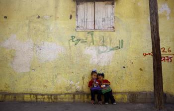 أطفال غزة يحتاجون لمساعدات بسبب سوء الأوضاع (أ ف ب) 