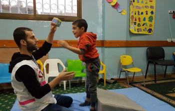 من يرى علي الآن لن يصدق أنه هو الطفل نفسه الذي بقي قعيدًا سنوات