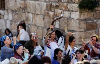 مستوطنون يؤدون طقوساً تلمودية بالأقصى (أ ف ب)