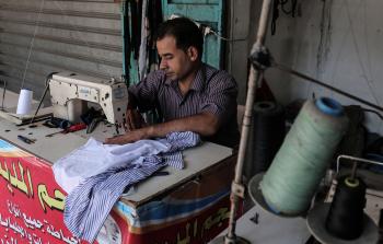 خياط في رفح (أ ف ب)