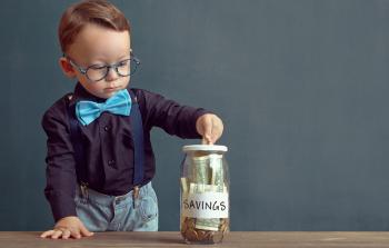 يعد الادخار أو (التحويش) من الأمور المهمة التي يجب تعليمها للطفل 