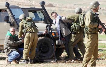 صورة أرشيفية لجنود من جيش الاحتلال يعتقلون صحفياً أجنبياً 
