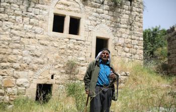 أبو خالد في بيته في قرية لفتا المهجرة (الأناضول)