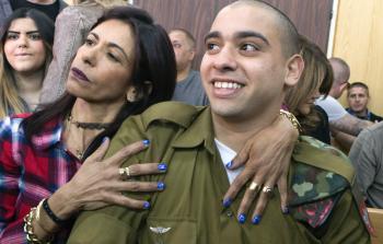 أليؤر أزاريا وأمه داخل المحكمة اليوم (أ ف ب) 