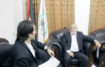 الزميل نبيل سنونو خلال محاورته د.أحمد بحر (تصوير / محمود أبو حصيرة )