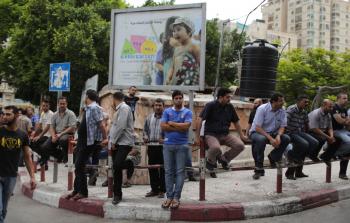 يضطر بعضهم إلى قبول العمل بوظائف ليس لها علاقة بتخصصاتهم الجامعية