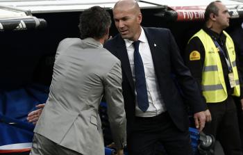 زين الدين زيدان خلال الكلاسيكو أمس (الأناضول)