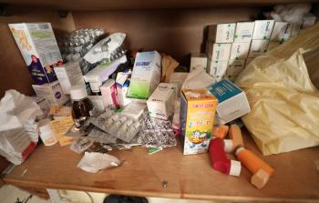 المعاناة مع المرض تعيشها الأسرة، وتأبى أن تقتصر على ذلك