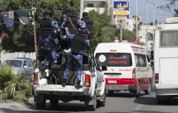 إسعاف فلسطيني يحمل جثامين المتخابرين الثلاثة بعد إعدامهم (أ ف ب)