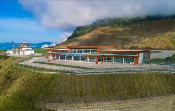 تشييد المطار كلف 68.7 مليون دولار ويقع على ارتفاع 1400 