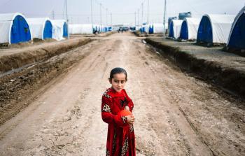 طفلة نازحة في مخيم الخارز جراء استمرار معركة الموصل (أ ف ب) 