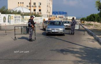 عناصر الشرطة ينتشرون على الحواجز الأمنية بغزة