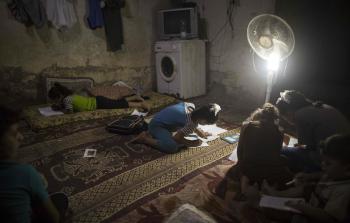 أزمة الكهرباء تلقي بظلالها على غزة (أ ف ب)