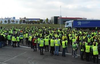 شارك في المظاهرة حوالي 200 شخص، هتفوا ضد السياسيين