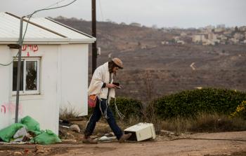 مستوطن شاب يؤدي الصلاة في 