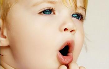 يجب عمل تقييم مستمر للطفل من قبل أخصائيين نطق