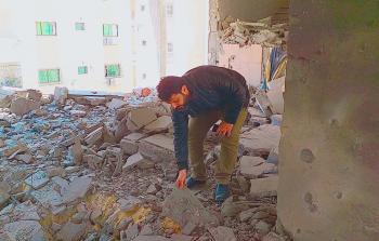 الشاب مطر يقف على أطلال مركزه الذي قصفه الاحتلال