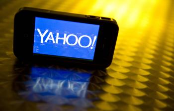 صورة تظهر شعار ياهو عبر هاتف ذكي (أ ف ب)
