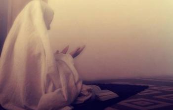 صورة تعبيرية عن امرأة تصلي