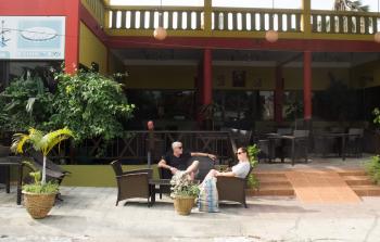 السياح يلتزمون البقاء في الأماكن السياحية في غامبيا خشية التوترات الأمنية (أ ف ب)