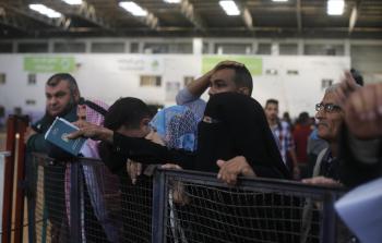 جانب من انتظار المواطنين دورهم للسفر عبر معبر رفح البري - تصوير / رمضان الأغا