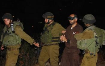 قوات الاحتلال قامت بتفتيش بعض المنازل لمواطنين فلسطينيين