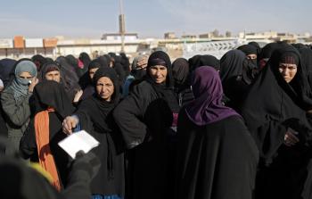 نازحات من الموصل يصطففن للحصول على مساعدات (أ ف ب)