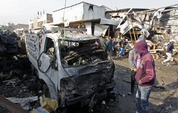 جانب من آثار انفجار في وقت سابق في بغداد (أ ف ب)