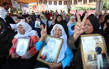 أهالي الأسرى متشوقون لرؤية أبنائهم في سجون الاحتلال (فلسطين أون لاين)