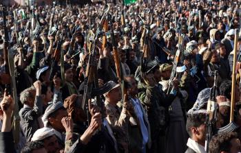 صورة أرشيفية لمواطنون يمنيون يؤيدون الحوثي - (أ ف ب)