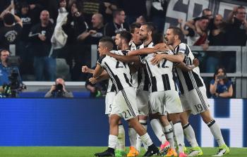 لاعبو يوفنتوس يحتفلون بفوزهم على برشلونة (أ ف ب)