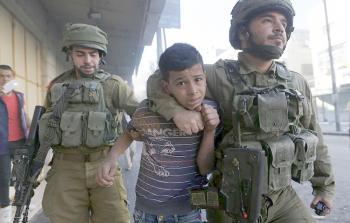 جنود من جيش الاحتلال يعتقلون أحد الأطفال