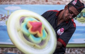 كل الصعوبات اندثرت بعد نجاح ماكينته في صناعة أول غزل بنات