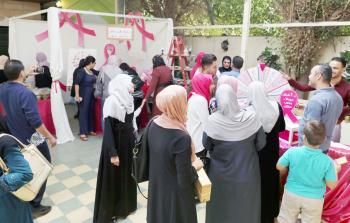 جانب من معرض دعم مريضات سرطان الثدي في غزة أمس (تصوير / ياسر فتحي)