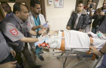 نقل الزميل ياسر فتحي للعلاج في مستشفى المقاصد بالقدس (الأناضول)