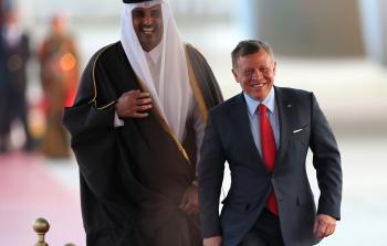 أمير قطر خلال وصوله لمقر القمة في منطقة البحر الميت بالأردن (أ ف ب)