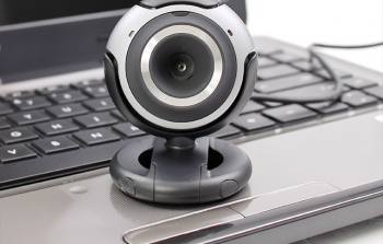 تُعرّف بأنها كاميرا رقمية ترسل صوراً إلى مزود ويب