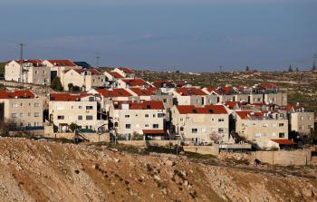 مستوطنة علمون الواقعة شرقي قرية عناتا الفلسطينية (أ ف ب)